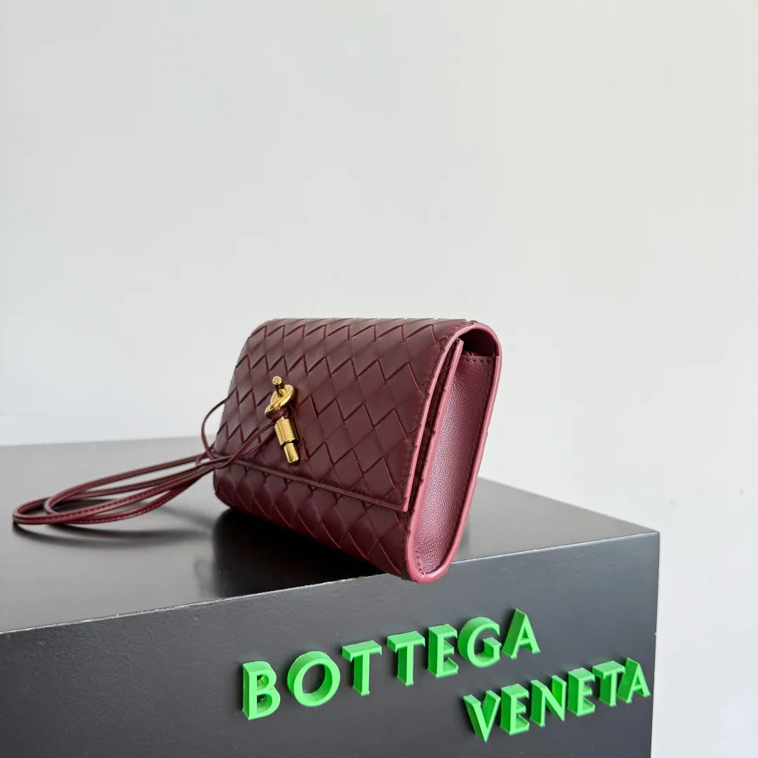 Batch 1560 Bottega Veneta 2025 early autumn series Andiamo handbag, a really good bag, mini crossbody bag, classic woven leather clutch, metallic button and rope closure, simple but not simple, elegant texture, elegant weaving attitude. Style No.: 836940 Color: Barro Red Size: 19*12.6*2cm